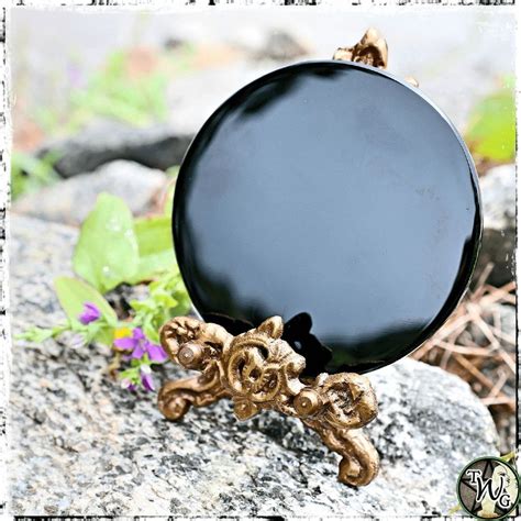 Using an Obsidian Mirror as a Tool for Self-Reflection in Wicca